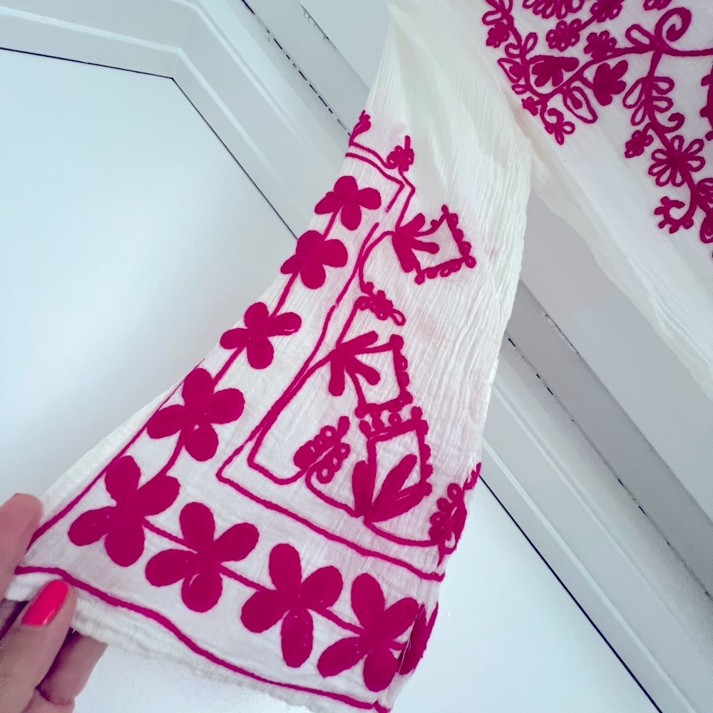 🩷Coverup 🩷Embroidered Floral - White and Fushia. Size S - Picture 4 of 8